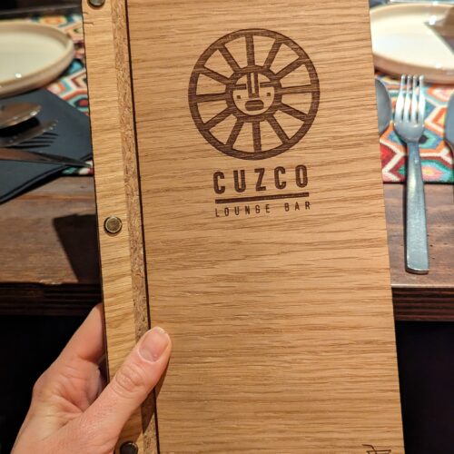 CUZCO - Support de menus en chêne avec fermeture en liège par oeillets.
